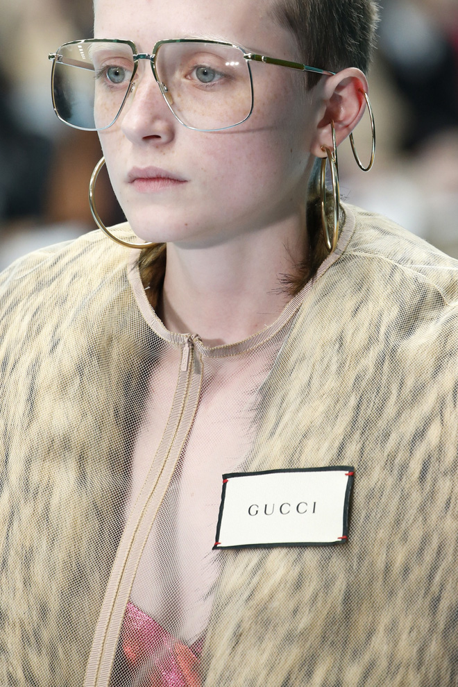 Show mới của Gucci dị quên lối về: Người mẫu ôm... thủ cấp để catwalk, kẻ lại vác nguyên con rồng